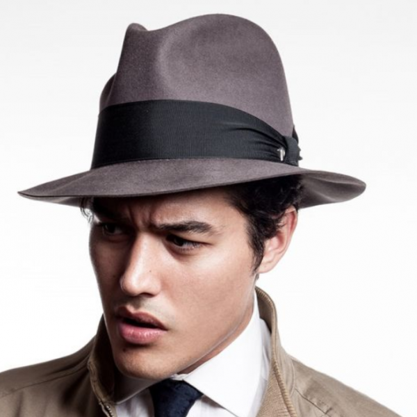 Topi Fedora dengan sentuhan elegan